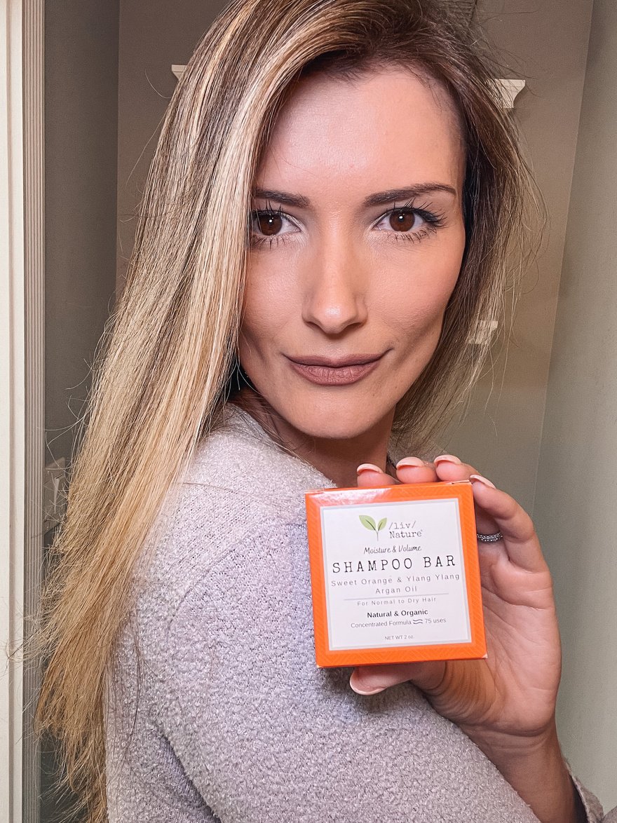 ugc creator anna holding a a shampoo bar
